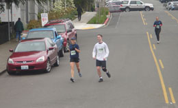 Nicole and Robert come into the final stretch of the half-marathon.