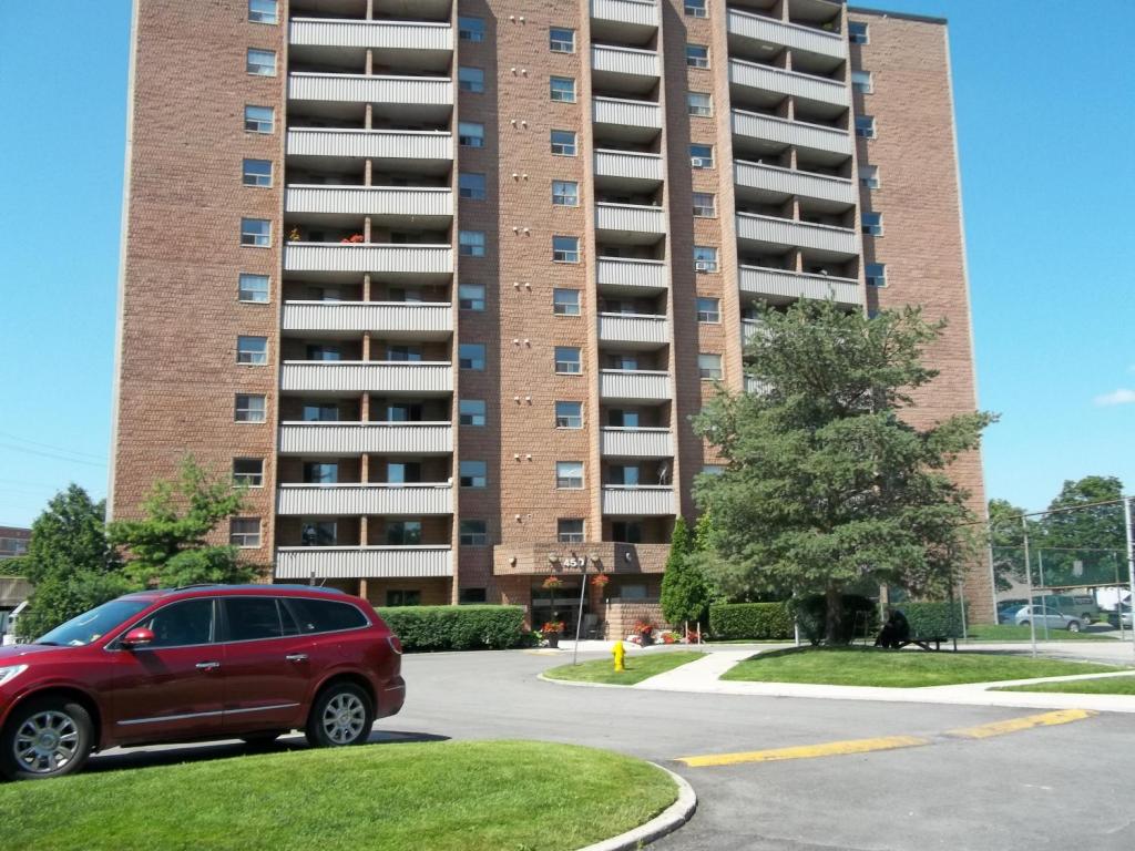 Highland Park Apartments I/II. Apartments for rent at 450/460 Highland