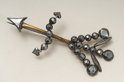 Arrow shaped brooch, 1875 - 1895 by Unknown - print