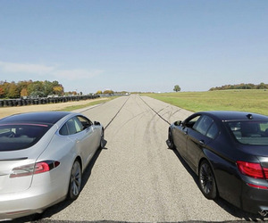 A Drag Race Between a Tesla Model S and a BMW M5 [Video]