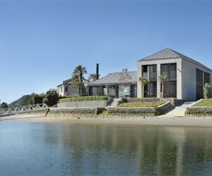 Waterford House on New Zealands Coast by Sumich Architects