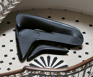 Aesthetics-ergonomics-system-moon-chair-by-zaha-hadid-m