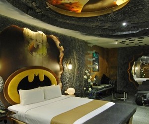 Batman-inspired-room-in-eden-motel-m