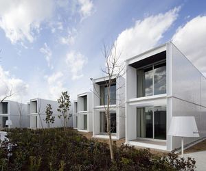Bayside-marina-hotel-shipping-container-architecture-m