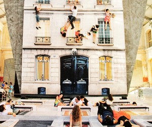 Btiment-a-mirrored-installation-m