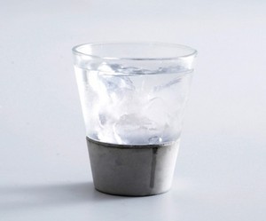 City-rain-concrete-glasses-m
