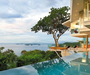Cliff home floats into the seascape of Costa Rica