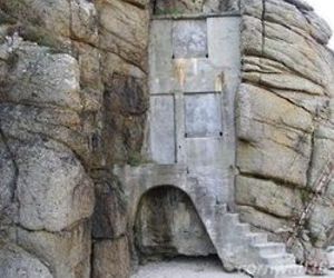 Cliffside-beach-hut-1089-m