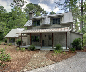 Cozy-spring-island-cottage-boasting-rustic-elegance-m