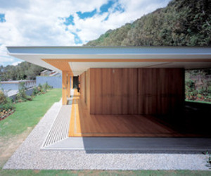 Floating Roof House by Tezuka Architects