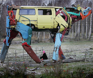 Gigantic-cow-sculptures-made-from-recycled-car-parts-m