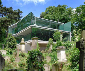 Glass-home-perched-on-the-edge-of-a-historic-cemetery-m