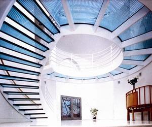 Glass-panel-staircase-and-walkway-from-circle-redmont-m
