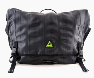 Green-guru-recycled-bike-tube-messenger-bag-m