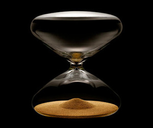 Hourglass with gold plated nanoballs