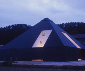 House-in-toyama-black-pyramid-325-m