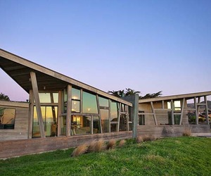 House-overlooking-the-ocean-m