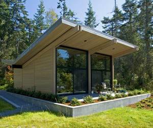 House-reflecting-the-surrounding-environment-in-washington-m