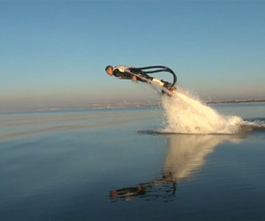 Incredible-new-watersport-allows-you-to-fly-m