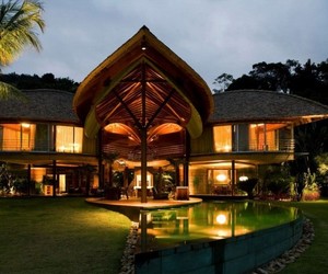 Inspired by Nature: Stunning Leaf House in Brazil