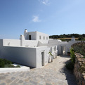 Intimate-and-luxurious-jade-villa-in-greece-s