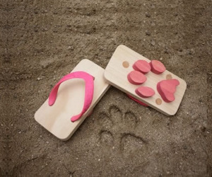Japanese-wooden-sandals-with-sweet-footprints-m