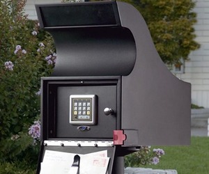 Keyless-locking-mail-vault-m