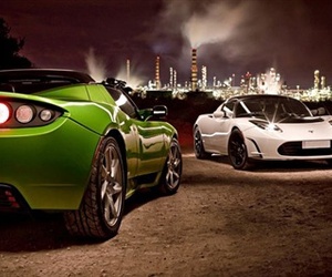 La-rserve-gives-tesla-roadsters-a-ride-m