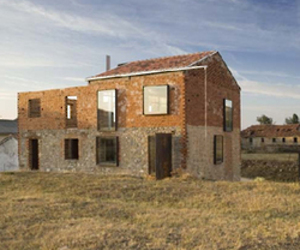 Loft in Porquera de los Infantes by Jesus Castillo Oli Arquitecto