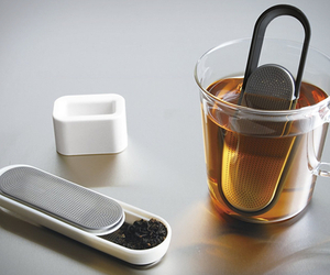 Loop-tea-strainer-by-kinto-m