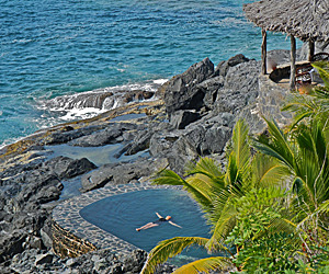 Luxury-oceanfront-pool-m