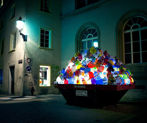 Luzinterruptus-plastic-garbage-guarding-the-museum-m