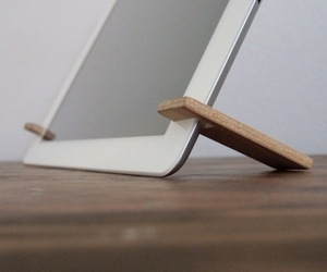 Magnetic-wood-ipad-stand-m