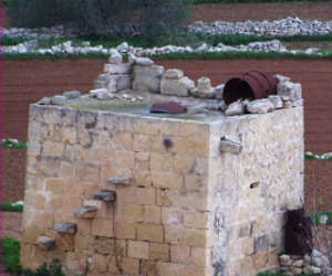 Maltese-corbelled-hut-1194-m