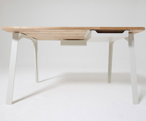 Mantis-desk-by-samuel-wilkinson-m