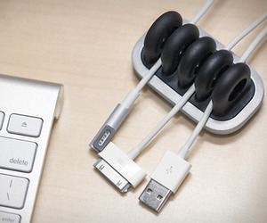 Metal-cordies-keeps-cables-on-the-table-m