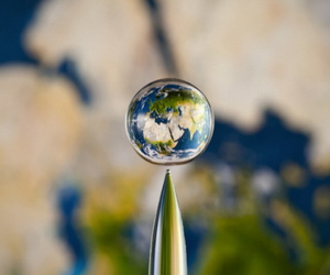 Miniature-liquid-planets-m