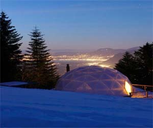 Modern-camp-in-the-mountains-of-the-swiss-alps-m