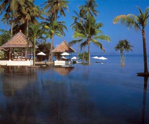 Oberoi-resort-with-acres-of-tropical-gardens-in-lombok-m