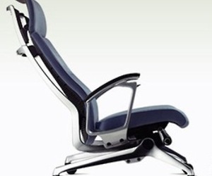 Okamura-low-chairs-and-big-desks-m
