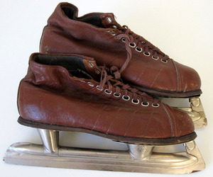 Pair-of-vintage-brown-leather-ussr-ice-skates-size-37-m