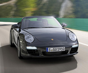 Porsche-is-back-in-black-m