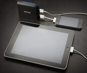 Portable-iphone-x-ipod-charger-by-igeek-m