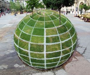 Qui Croire?- A Grass Globe Optical Illusion