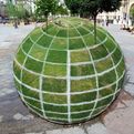 Qui-croire-a-grass-globe-optical-illusion-s