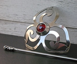 Red-triskelion-barrette-m