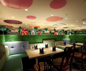 Restaurant-alice-in-wonderland-in-tokyo-m
