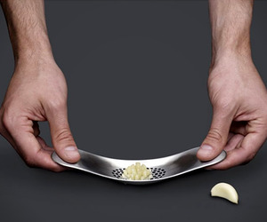 Rocker-garlic-crusher-by-joseph-joseph-m