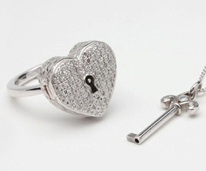 Romantic-locking-rings-m