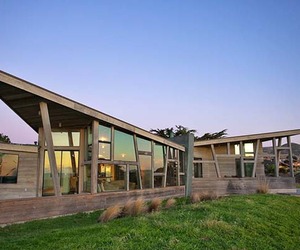 Romantic-seaside-escape-with-dramatic-ocean-views-m